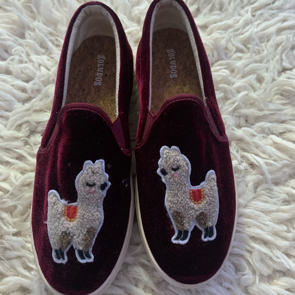 Velvet Saludos slip-ons with furry llama detail, size 8.5